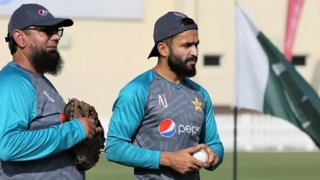 प्रैक्टिस के दौरान पाकिस्तानी झंडा लगाने के परंपरा की शुरुआत सक़लैन मुश्ताक़ ने की