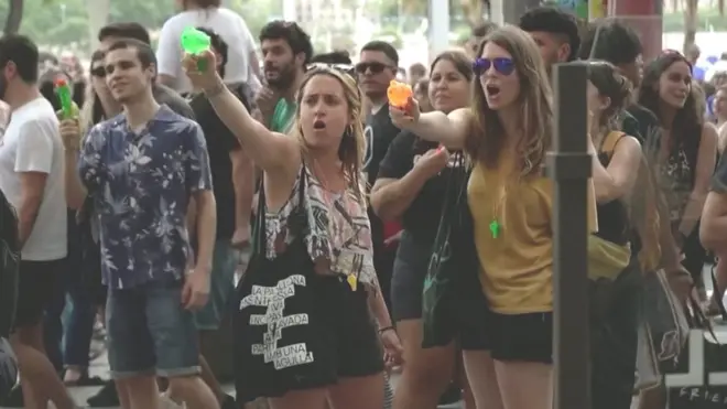 demontsranti prskaju vodenim pistoljima turiste u barseloni