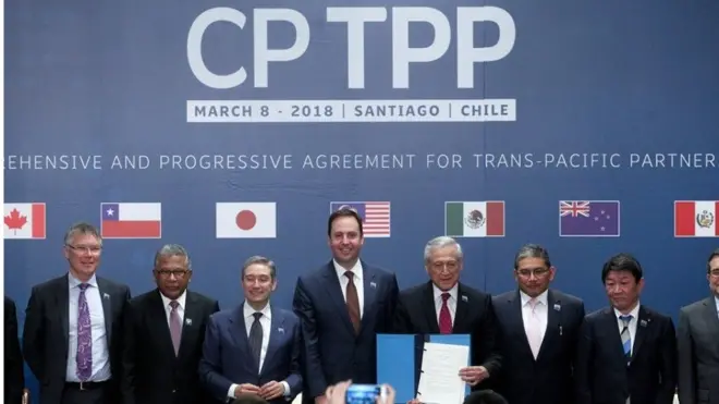 บรรดารัฐมนตรีด้านการค้าถ่ายรูปหมู่ร่วมกันหลังลงนามในข้อตกลง CPTPP ที่กรุงซานติอาโก ประเทศชิลี เมื่อวันที่ 8 มี.ค.2018 รัฐมนตรีของประเทศสมาชิกจะประชุมกันอีกครั้งในเดือน ส.ค. นี้ ที่ประเทศเม็กซิโก