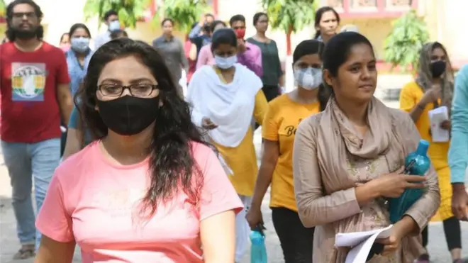 बीपीएससी का पेपर देने पहुंचे छात्र