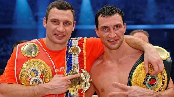 Vitali (ibumoso) na murumuna we Wladimir mu 2011