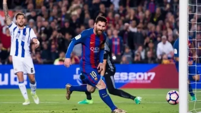 ميسي أحرز الهدف الأول من على مسافة 25 ياردة في الدقيقة 17 ثم الهدف الثاني في الدقيقة 37