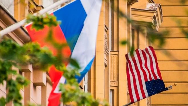 Российский и американский флаги на посольстве