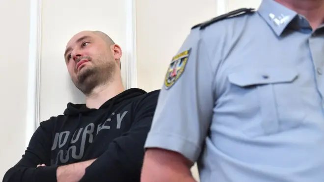 Ukraynalı yetkililer ve Rus muhalif gazeteci Arkady Babçenko