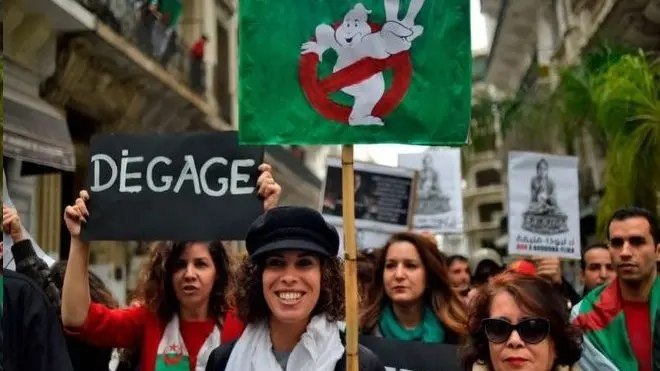 معترضان که خواستار پاکسازی کامل سیستم سیاسی کشور هستند