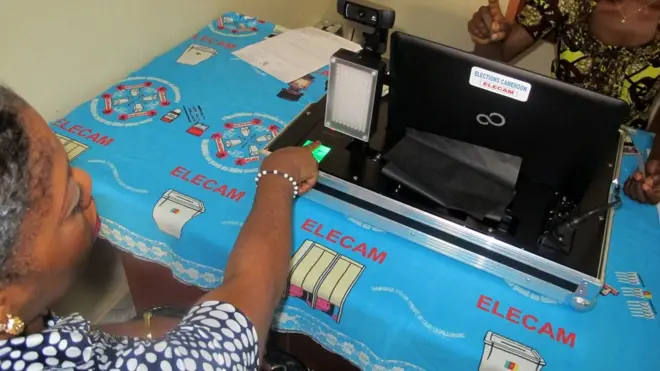 Woman voter dey do fingerprint for ELECAM machine