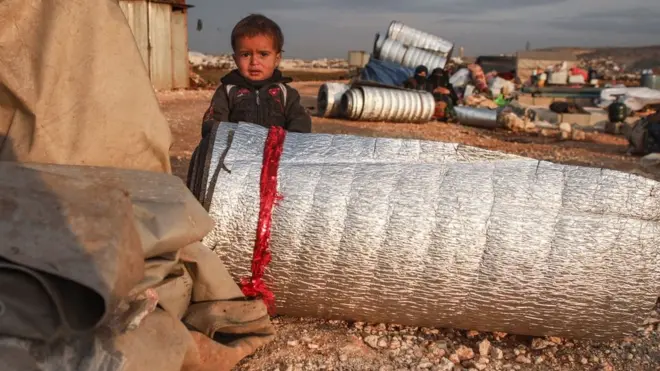 طفل بقرب الركام