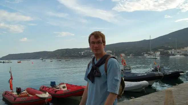 Александр Гаррос писал о себе, что так и не нашел времени окончить вуз, поскольку "слишком много стало работы"