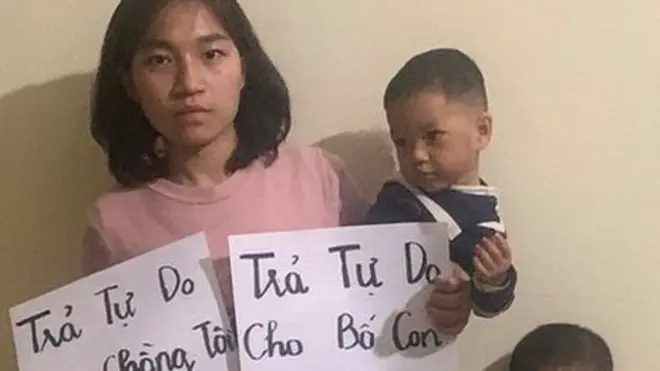 Bà Đỗ Thị Thu, vợ bị cáo Trịnh Bá Phương cho hay từ sáng 15/12 khi chồng bà bị xử ở Hà Nội, công an đã canh gác trước cửa nhà khiến cả gia đình không thể đi đâu.
