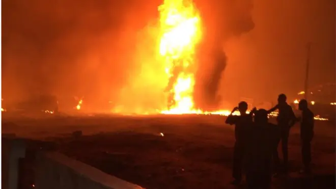 Emergency authorities don finally quench di whole fire.