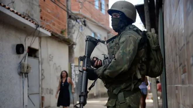 Militar do Exército nesta terça-feira na Favela Kelson's, na Penha, zona norte do Rio | Foto: Fred Frazão/Ag. Brasil