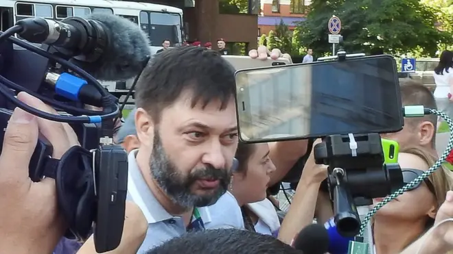 Кирилл Вышинский после освобождения из-под стражи у здания суда