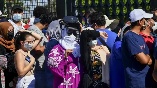 تونسيون يصطفون أمام أحد مراكز التطعيم ضد كورونا في أول أيام عيد الأضحى