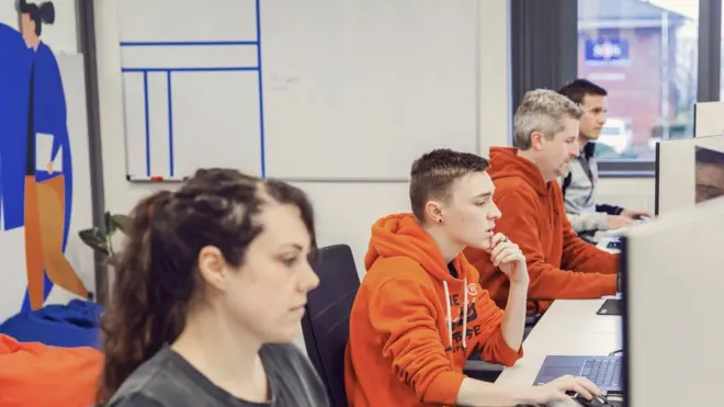 ماثيو هانت (الثاني من اليسار) يسأل عما إذا كان تشات جي بي تي، يمكن أن يمنعه من تنمية مهاراته