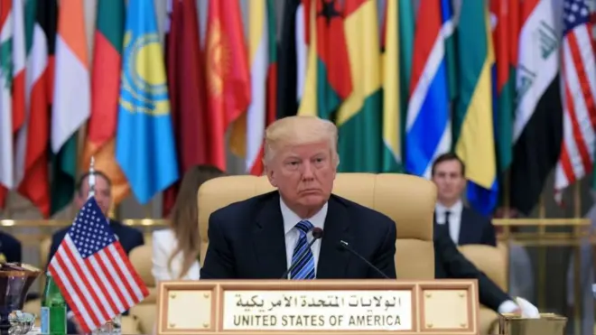 Выступая на саммите региональных лидеров в Рияде, президент США Дональд Трамп обошелся без резкой анти-исламской риторики.