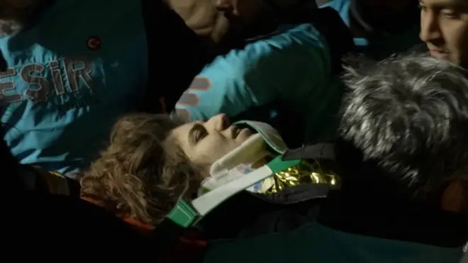 Merve setelah berhasil dikeluarkan dari reruntuhan lalu bertanya: "Apakah saya benar-benar hidup?"