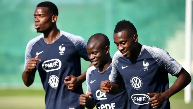 Paul Pogba, N'Golo Kante na Blaise Matuidi wakifanya mazoezi uwanja wa Glebovets mjini Istra Magharibi mwa Moscow
