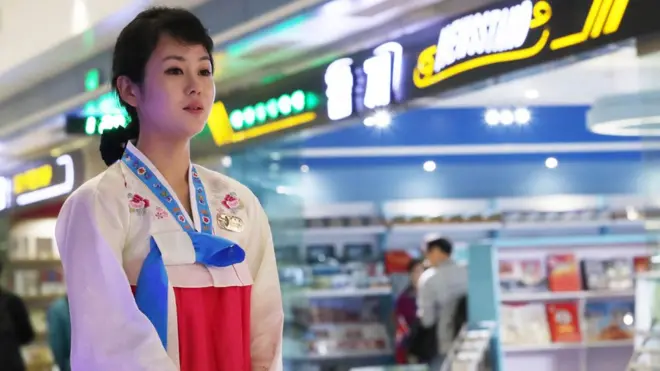 평양순안공항 탑승대합실에서 한복을 입고 근무중인 직원