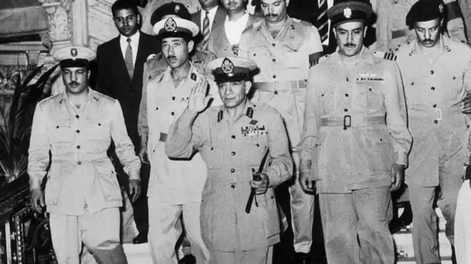 الجنرال نجيب بين ضباط مجلس قيادة الثورة