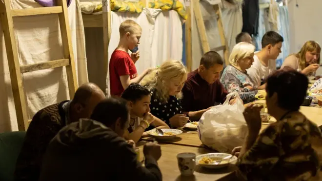 النازحون داخليا من منطقة دونباس في ملجأ للاجئين، وسط غزو روسيا لأوكرانيا، في دنيبرو، أوكرانيا، 14 مايو/أيار 2022.