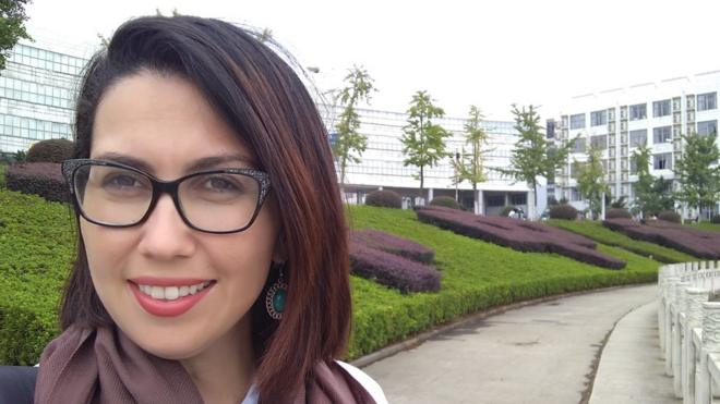 Indira sorri para selfiecaixa economica federal quinaárea aberta e arborizada da Universidadecaixa economica federal quinaHuazhong