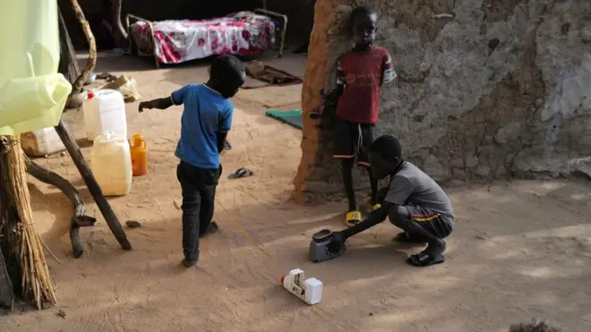أطفال سودانيون فروا من العنف يلعبون في ساحة منزل عائلة تشادية