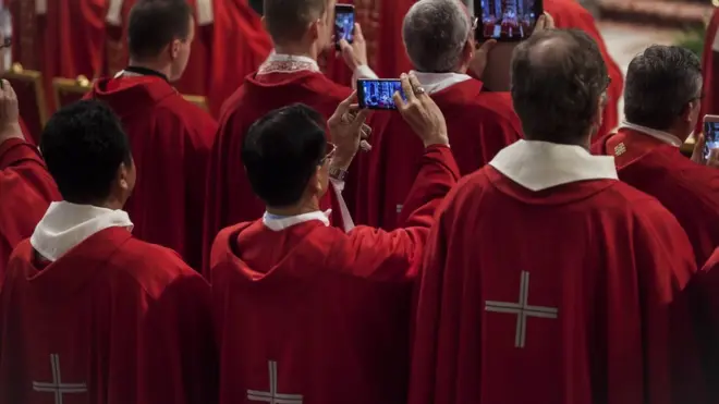 Священики зі смартфонами