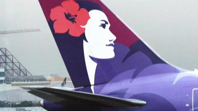 Os dois homens registraram a reclamação contra a Hawaiian Airlines alegando que pesar passageiros no check-in é uma medida discriminatória