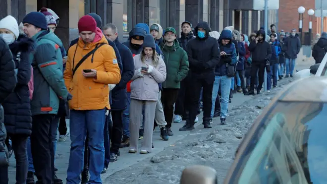 St Petersburg'da ATM'lerin önünde uzun kuyruklar oluştu