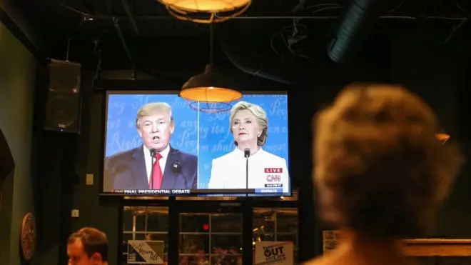 هېلیري کلنټن او ډونلډ ټرمپ په دې مناظره کې یو بل ته لاسونه ور نه کړل.