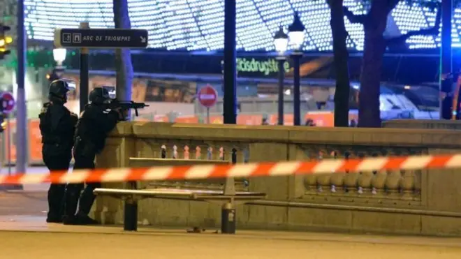 Елисейские поля в ночь на пятницу окружили полицейские