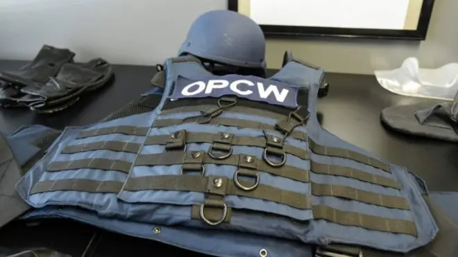 OPCW အဖွဲ့ဝင်တွေ ဝတ်ဆင်မယ့် ကျည်ကာအင်္ကျီ ပုံစံနဲ့ ခေါင်းဆောင်းတွေ The Hague မြို့မှာ ပြသထားပုံ