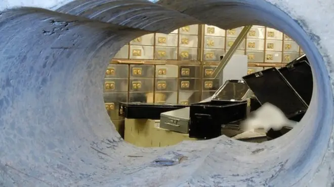 На пасхальные выходные в апреле 2015 года несколько человек проникли в подземное хранилище Hatton Garden Safe Deposit и похитили оттуда 56 сейфов