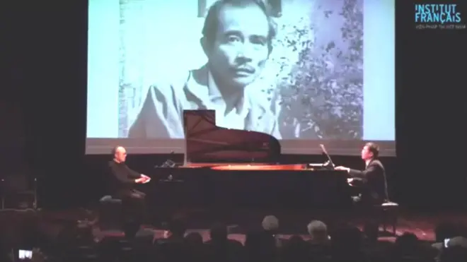 Hai nghệ sỹ dương cầm Đặng Thái Sơn (trái) và Đặng Hữu Phúc song tấu tại sự kiện vinh danh Đặng Đình Hưng do Viện Pháp tổ chức đầu năm 2021 tại Việt Nam