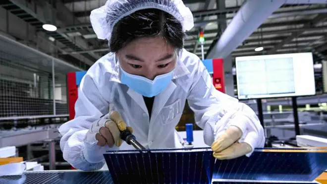 一名婦女在中國江蘇省泗洪縣一家太陽能板生產線上工作