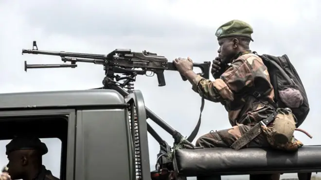 Umusirikare wa FARDC ari ku modoka hamwe n'imbunda ya 'machine gun' ari no kuvugira ku itumanaho