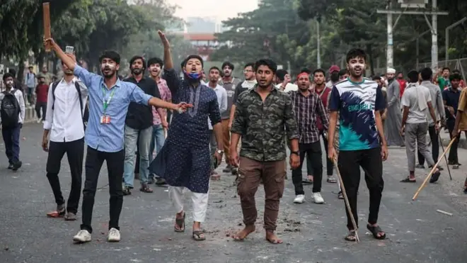 याच वर्षी नोव्हेंबर महिन्यात बांगलादेशचे संस्थापक शेख मुजीब-उर रहमान यांच्या घराची तोडफोड केल्यानंतर आंदोलक