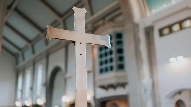 Cruz dentro de igreja