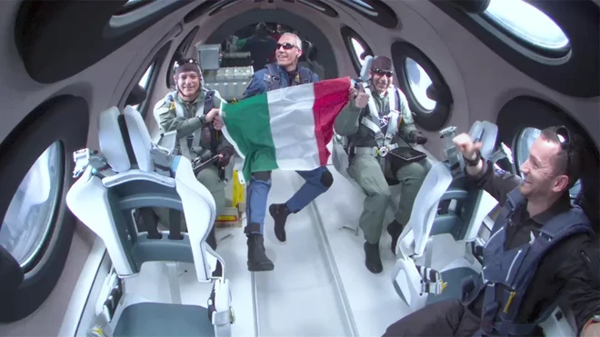 Pessoas no avião foguete segurando uma bandeira da Itália