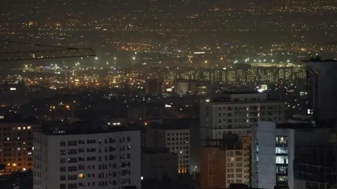 Warbaahinta dowladda Iran ayaa sheegtay in qaraxyo dhowr ah ay ka dhaceen gudaha iyo hareeraha caasimadda Tehran.