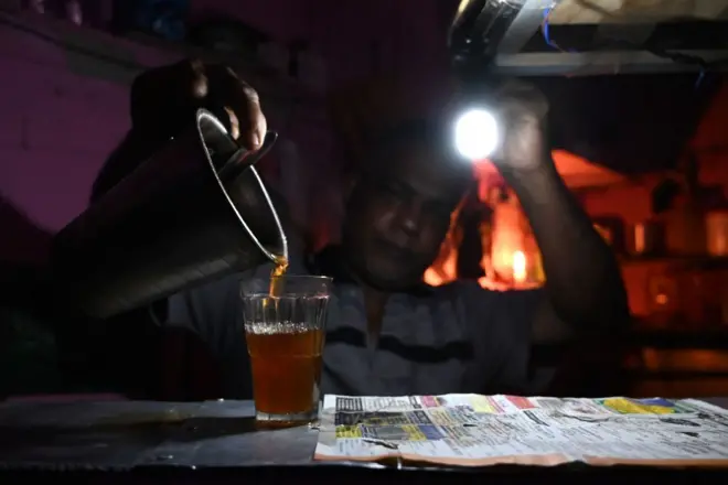 විදුලි පන්දමක් දල්වා සිටින පුද්ගලයෙක්