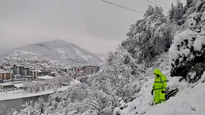 Радник у оделу намешта струт