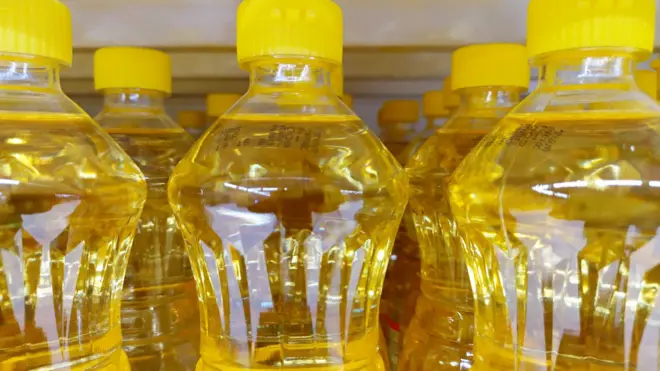 Пляшки з олією на полиці магазину
