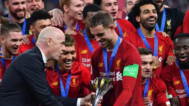 لاعبو ليفربول يحتفلون بالكأس