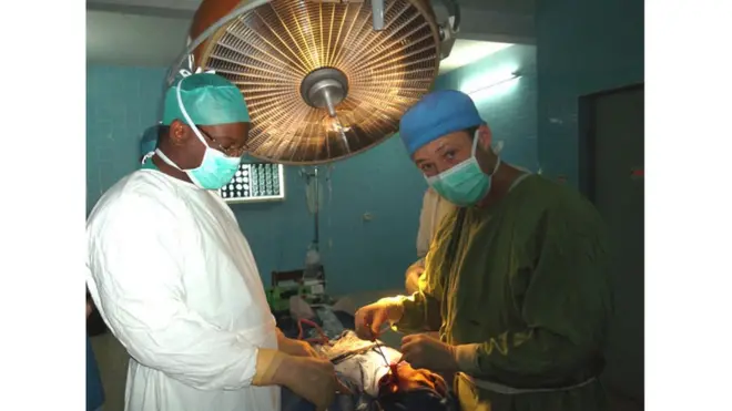 Pr Hamady Traoré Pr Hervé Bénateau lors d'une mission avec « Enfants du noma » à Ouagadougou