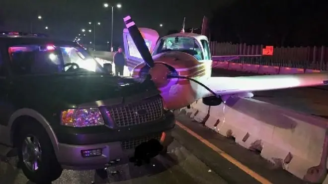 وہ لمحہ جب ایک طیارے کو امریکی ہائی وے پر ہنگامی لینڈنگ کرنی پڑی