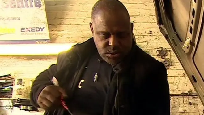 Desde su taller, McKellar crea conciencia sobre el cáncer de próstata.