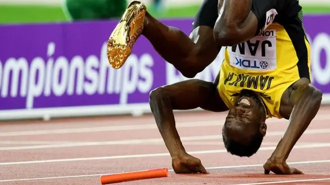 ریس کے آخری مرحلے میں یوسین بولٹ پٹھے کھنچ جانے کے باعث گر گئے