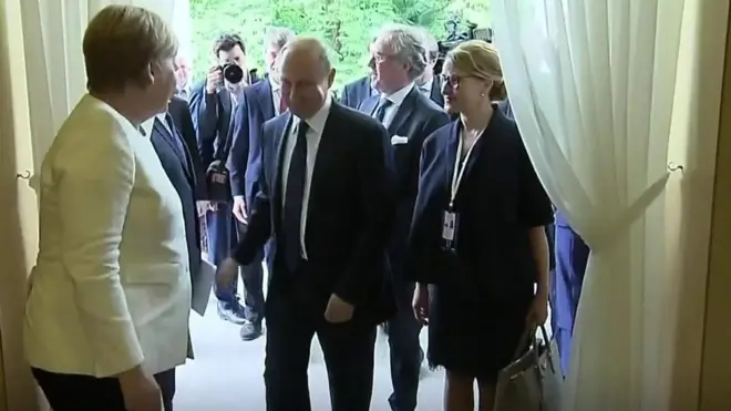 Владимир Путин и Ангела Меркель встретились в Сочи. Перед встречей им встретился вновь назначенный премьер-министр Дмитрий Медведев. Политики обменялись любезностями по-русски.