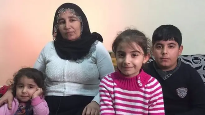 Gülperi Şen, kızları Hiranuş ve Esra ile oğlu Bişar